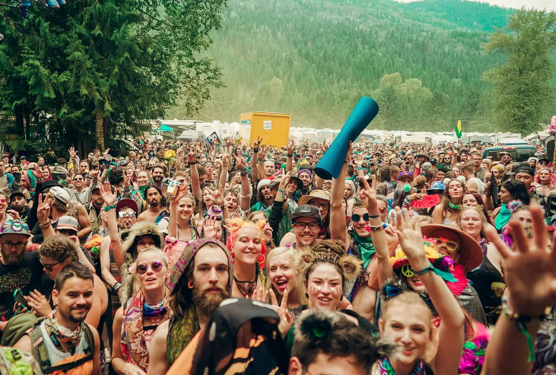 A festival crowd at a Janix-powered event